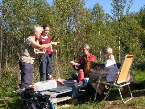 Gerd, Agnete, Helge, Mike og Nicoline nyter lunch i det grønne