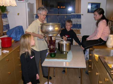 Nicoline, Gerd, Markus og Agnete separerer melk